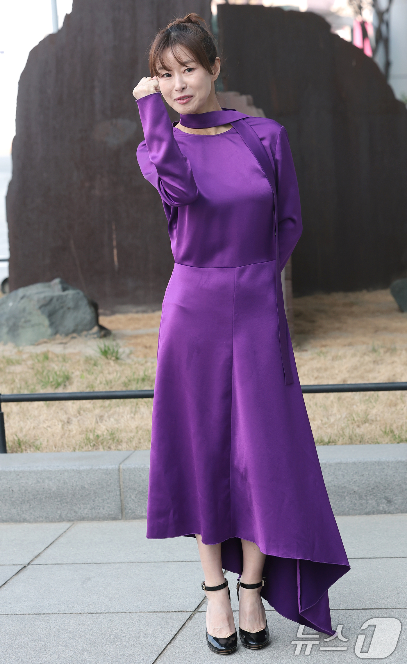 (서울=뉴스1) 권현진 기자 = 배우 예지원이 연극 ‘홍도’ 홍보를 위해 2일 오후 서울 양천구 SBS에 도착해 파워 FM '박하선의 씨네타운' 생방송에 앞서 인사를 하고 있다. …