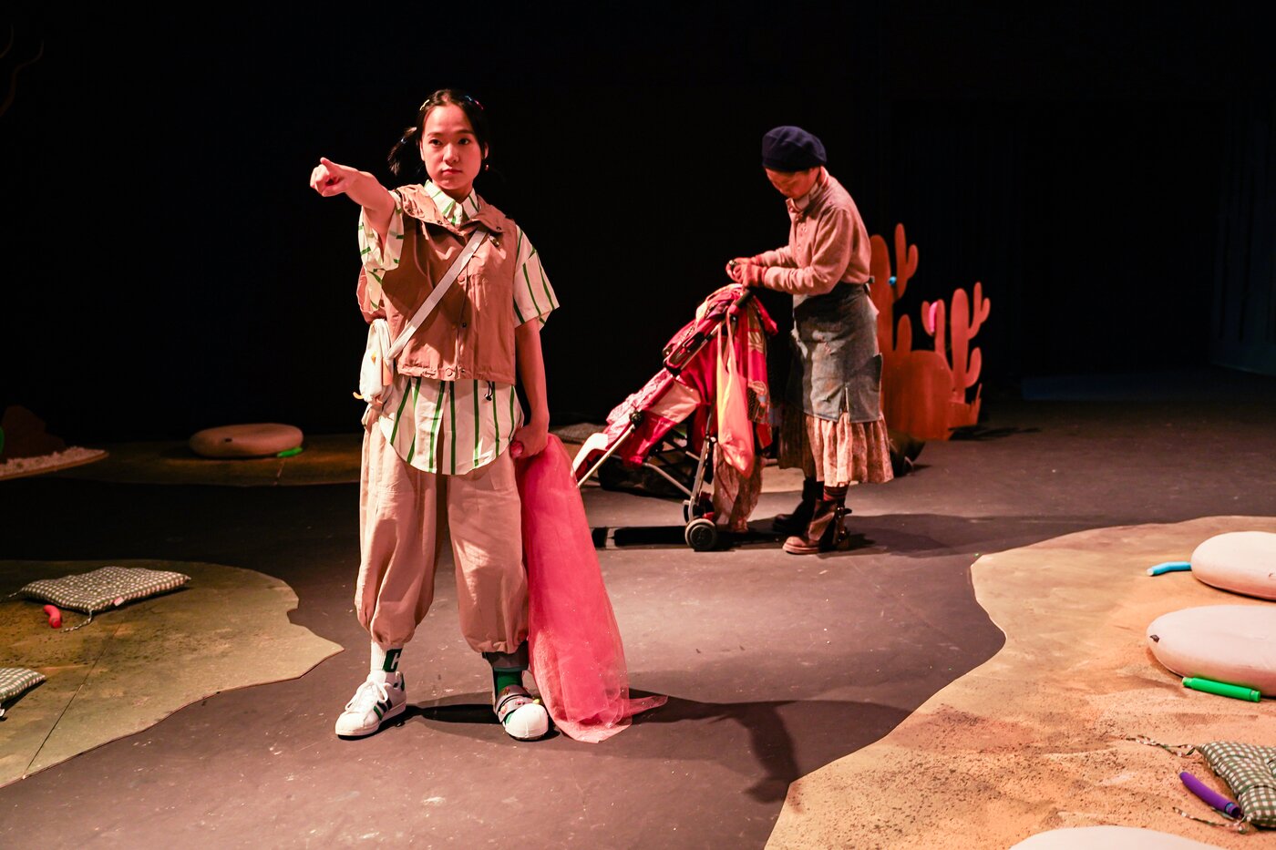 본문 이미지 - '어느날 납작해진 아이와 끝으로 달려가는 할머니' 공연 사진(한국문화예술위원회 제공)