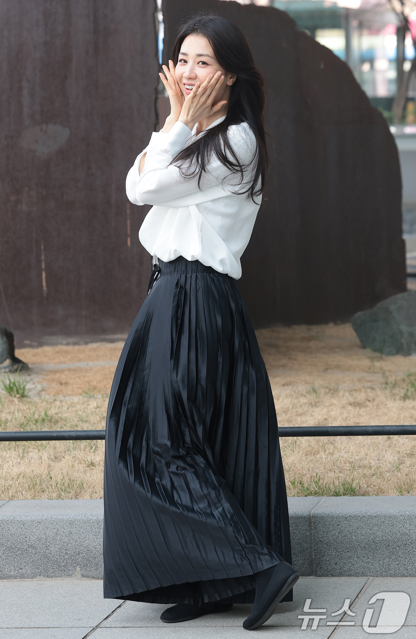 (서울=뉴스1) 권현진 기자 = 배우 박하선이 연극 ‘홍도’ 홍보를 위해 2일 오후 서울 양천구 SBS에 도착해 파워 FM '박하선의 씨네타운' 생방송에 앞서 인사를 하고 있다. …