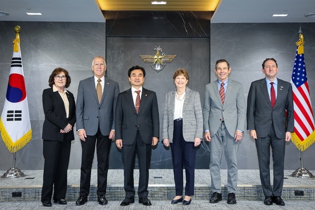 안규백 국방, 美 상원의원단 접견…"핵잠 도입 위해 의회 지지 필수"