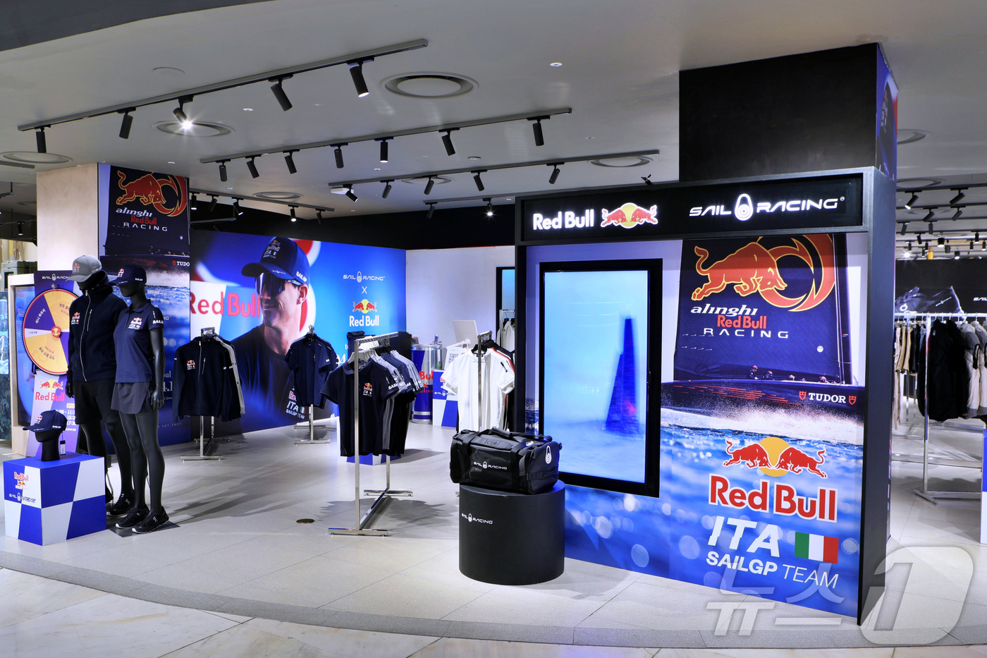 (서울=뉴스1) = 롯데백화점이 '세일 레이싱x레드불' 팝업을 2일부터 에비뉴엘 잠실점 지하 1층에서 국내 최초로 선보인다고 밝혔다. 사진은 서울 송파구 에비뉴엘 잠실점 지하 1층 …