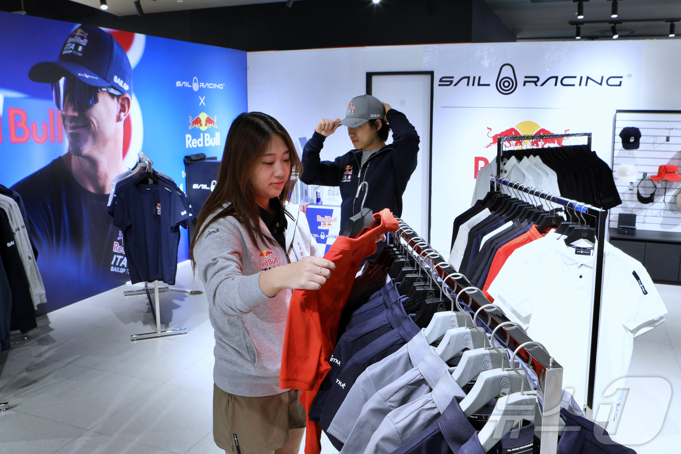 (서울=뉴스1) = 롯데백화점이 '세일 레이싱x레드불' 팝업을 2일부터 에비뉴엘 잠실점 지하 1층에서 국내 최초로 선보인다고 밝혔다. 사진은 서울 송파구 에비뉴엘 잠실점 지하 1층 …