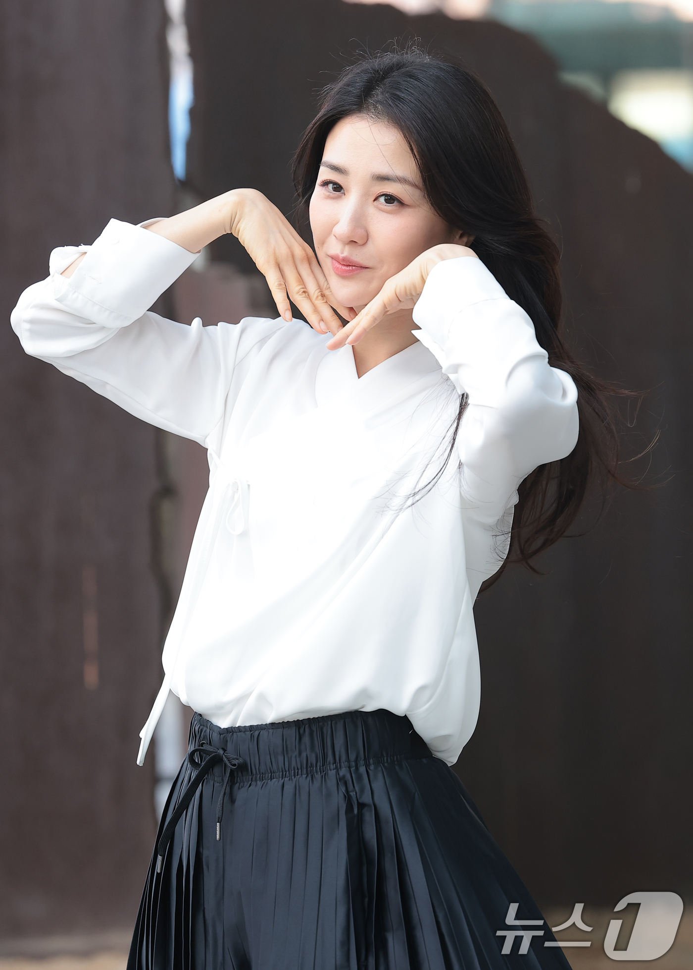 (서울=뉴스1) 권현진 기자 = 배우 박하선이 연극 ‘홍도’ 홍보를 위해 2일 오후 서울 양천구 SBS에 도착해 파워 FM '박하선의 씨네타운' 생방송에 앞서 인사를 하고 있다. …