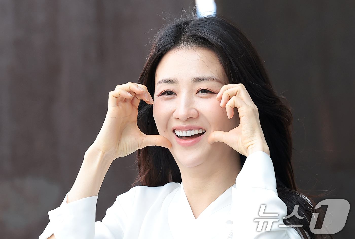 (서울=뉴스1) 권현진 기자 = 배우 박하선이 연극 ‘홍도’ 홍보를 위해 2일 오후 서울 양천구 SBS에 도착해 파워 FM '박하선의 씨네타운' 생방송에 앞서 인사를 하고 있다. …