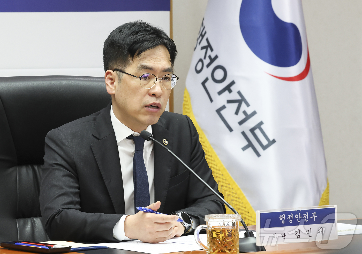 (서울=뉴스1) = 김민재 행정안전부 차관이 2일 오전 서울 종로구 정부서울청사에서 열린 지방정부 국정비상 점검회의를 주재하고 있다. (행정안전부 제공. 재판매 및 DB 금지) 2 …