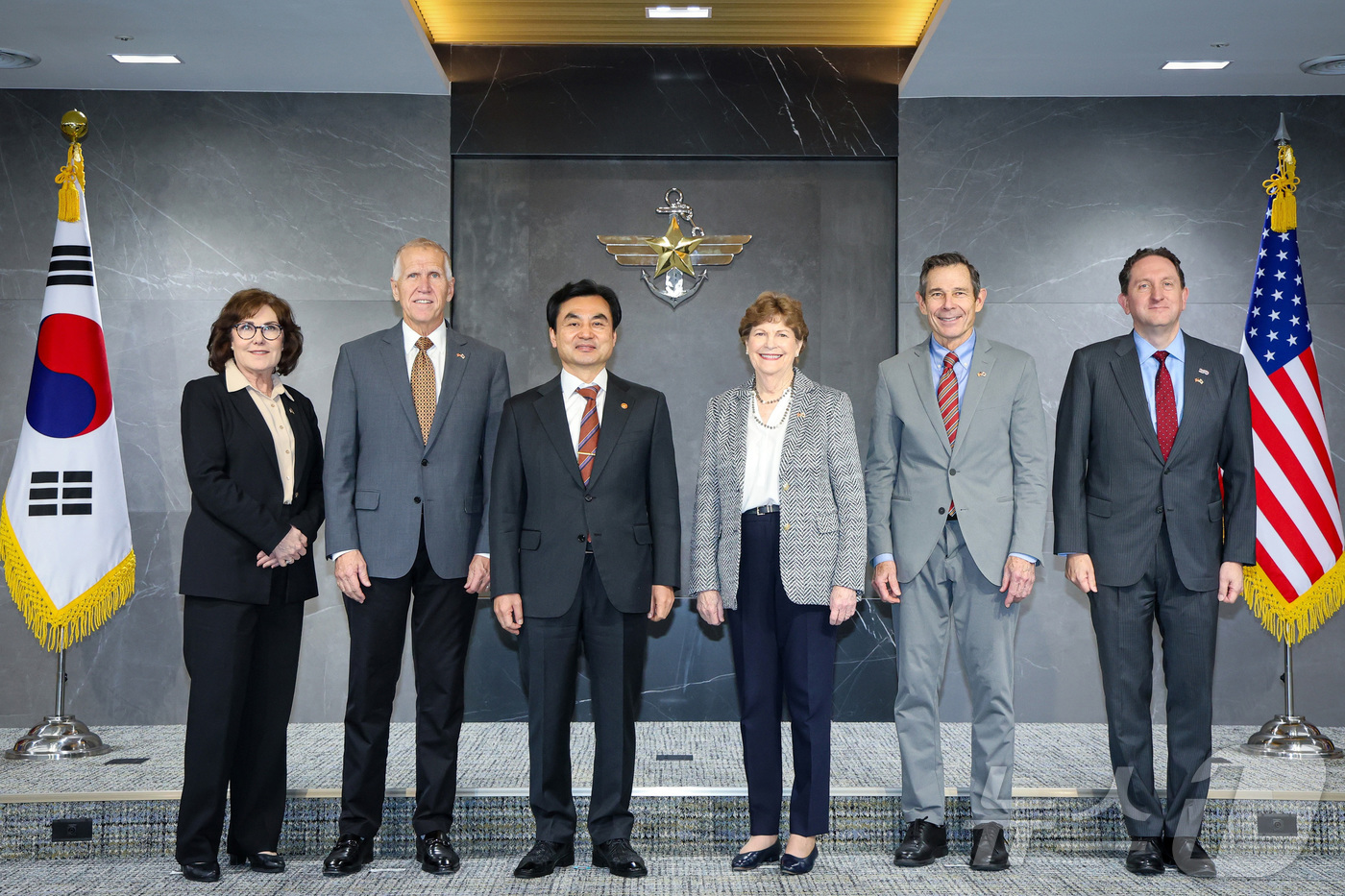 (서울=뉴스1) = 안규백 국방부 장관이 2일 오전 서울 용산구 국방부에서 미국 상원의원단과 기념촬영을 하고 있다. 왼쪽부터 재클린 로젠 민주당 의원, 토마스 틸리스 공화당 의원, …