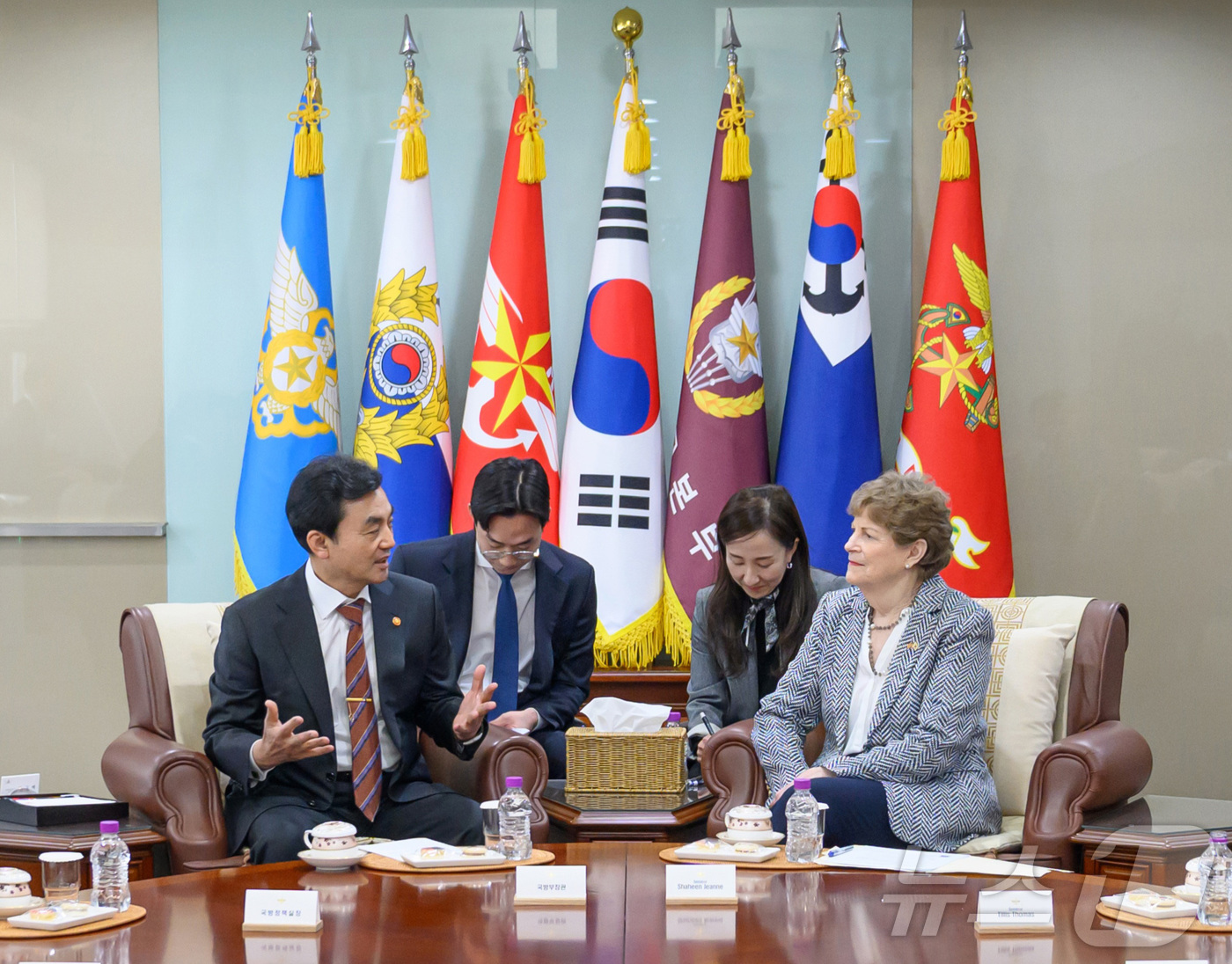 (서울=뉴스1) = 안규백 국방부 장관이 2일 오전 서울 용산구 국방부에서 미국 상원의원단을 접견하며 진 섀힌 민주당 의원과 의견을 나누고 있다. (국방부 제공. 재판매 및 DB …