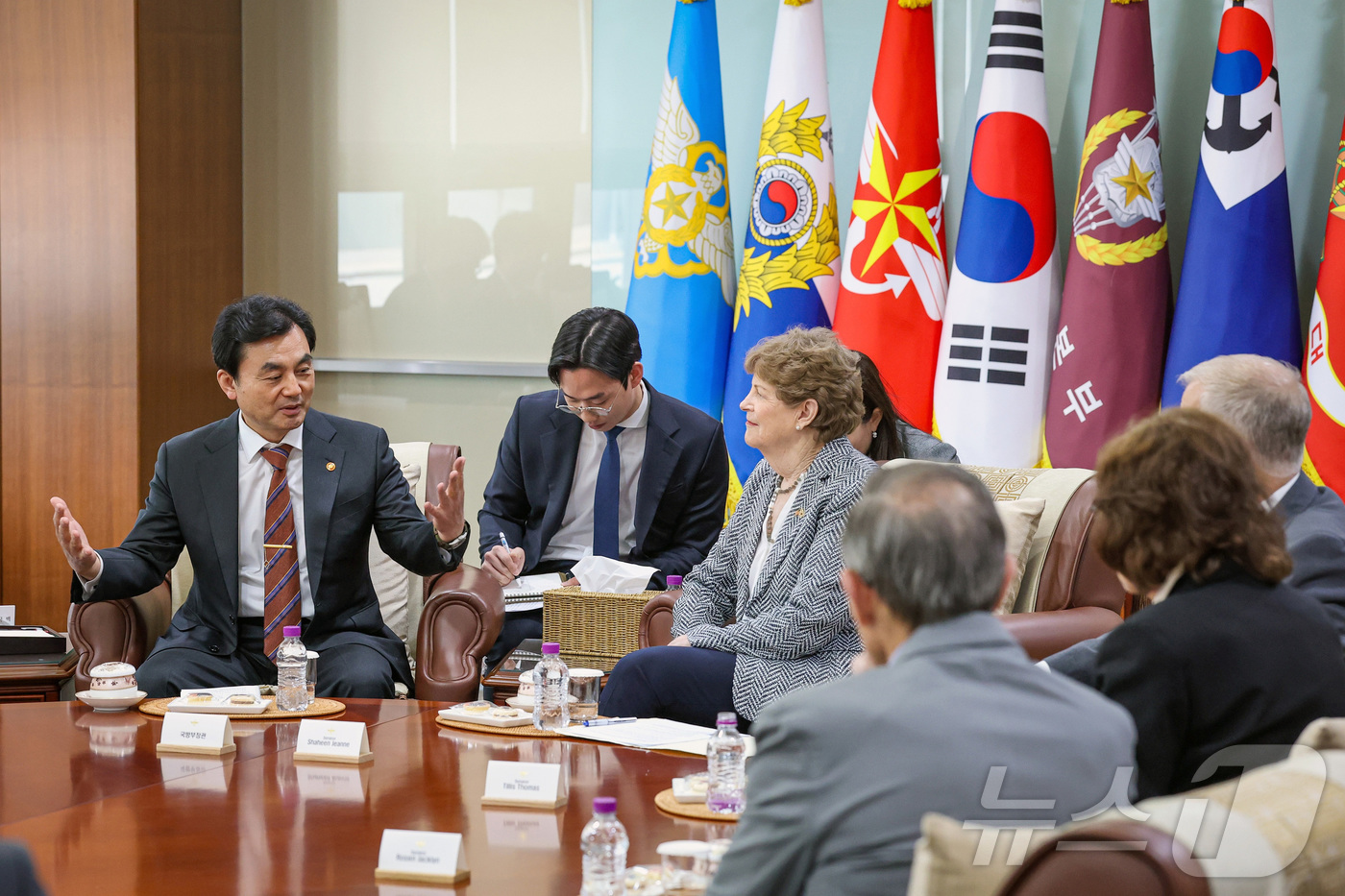 (서울=뉴스1) = 안규백 국방부 장관이 2일 오전 서울 용산구 국방부에서 미국 상원의원단을 접견하고 있다. (국방부 제공. 재판매 및 DB 금지) 2026.4.2/뉴스1