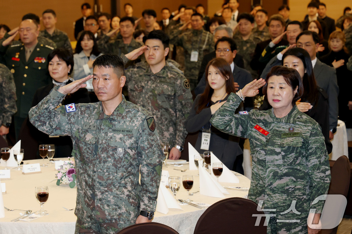 (서울=뉴스1) 이광호 기자 = 2일 오전 서울 용산국 국방컨벤션에서 열린 제58주년 예비군의 날 기념식에서 참석자들이 국기에 경례를 하고 있다.  2026.4.2/뉴스1