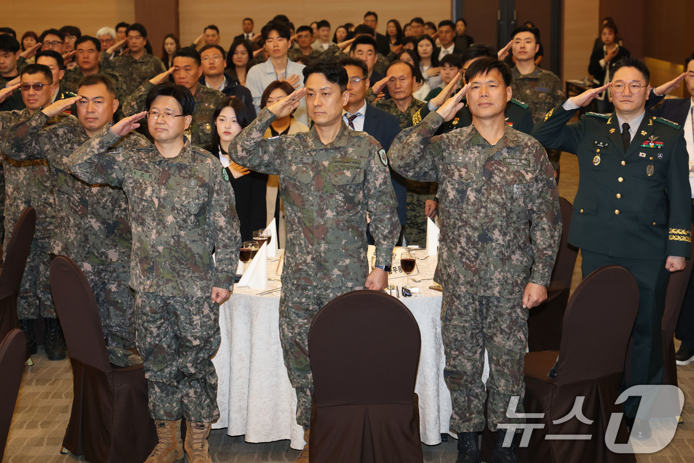 (서울=뉴스1) 이광호 기자 = 2일 오전 서울 용산국 국방컨벤션에서 열린 제58주년 예비군의 날 기념식에서 참석자들이 국기에 경례를 하고 있다.  2026.4.2/뉴스1