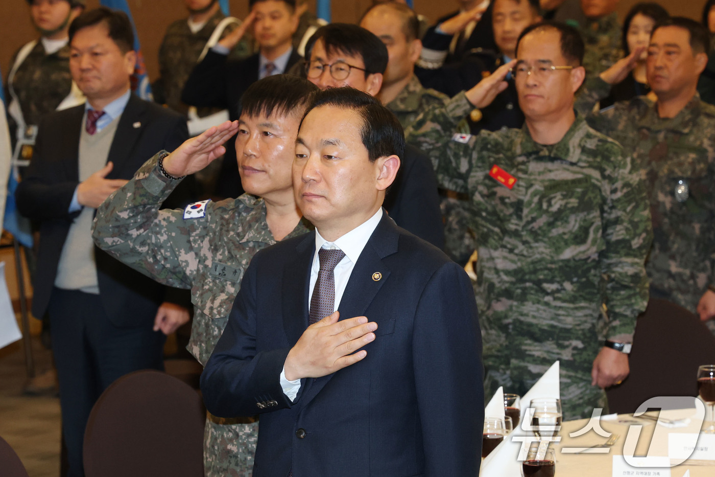 (서울=뉴스1) 이광호 기자 = 이두희 국방부 차관이 2일 오전 서울 용산국 국방컨벤션에서 열린 제58주년 예비군의 날 기념식에서 참석자들과 국기에 경례를 하고 있다.  2026. …