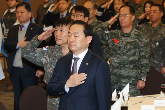 국기에 경례하는 이두희 국방부 차관