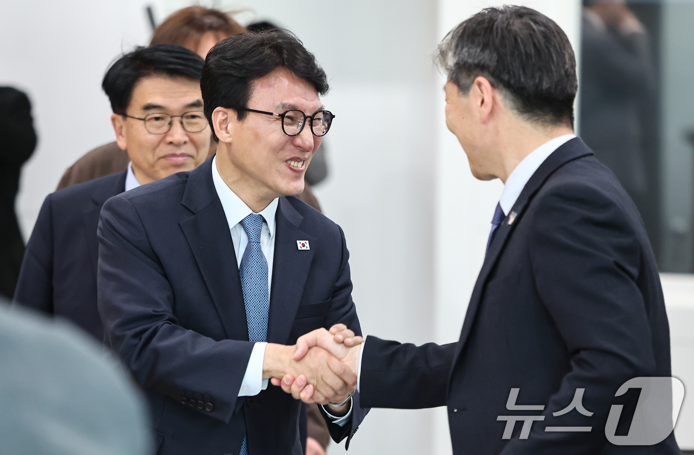 (서울=뉴스1) 김도우 기자 = 김민석 국무총리가 2일 서울 종로구 서울글로벌센터에서 열린 문익환 방북-4.2공동성명 37주년 기념 국제토론회에서 참석자들과 인사를 나누고 있다. …