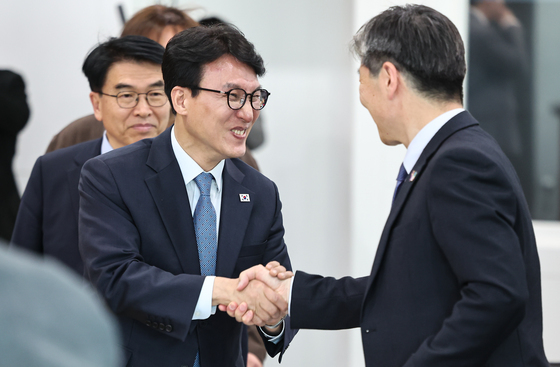 인사 나누는 김민석 총리