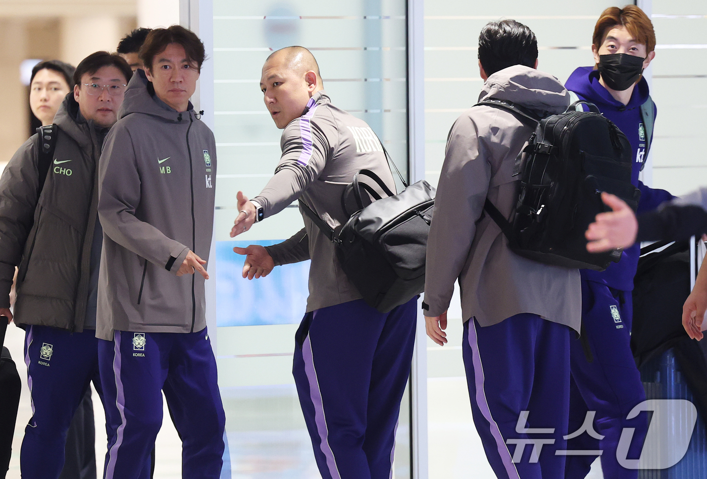 (인천공항=뉴스1) 오대일 기자 = 2026 북중미 월드컵 소집 전 마지막 평가전을 마치고 돌아온 축구대표팀 홍명보 감독과 선수들이 2일 인천국제공항 제2터미널을 통해 귀국하고 있 …