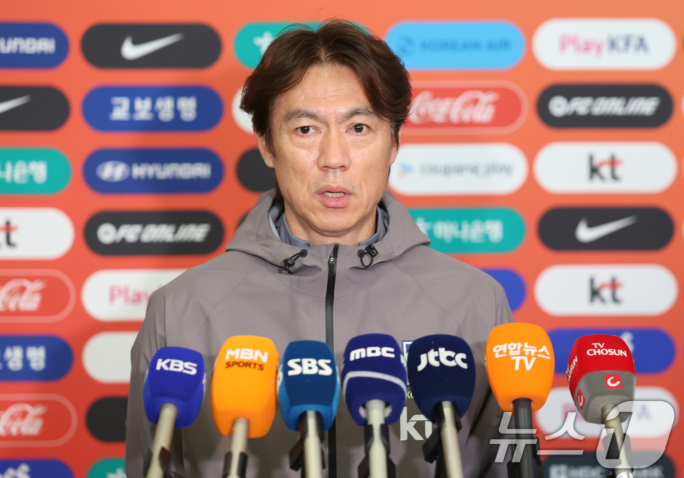 (인천공항=뉴스1) 오대일 기자 = 2026 북중미 월드컵 소집 전 마지막 평가전을 마치고 돌아온 축구대표팀 홍명보 감독이 2일 인천국제공항 제2터미널을 통해 귀국해 취재진의 질문 …