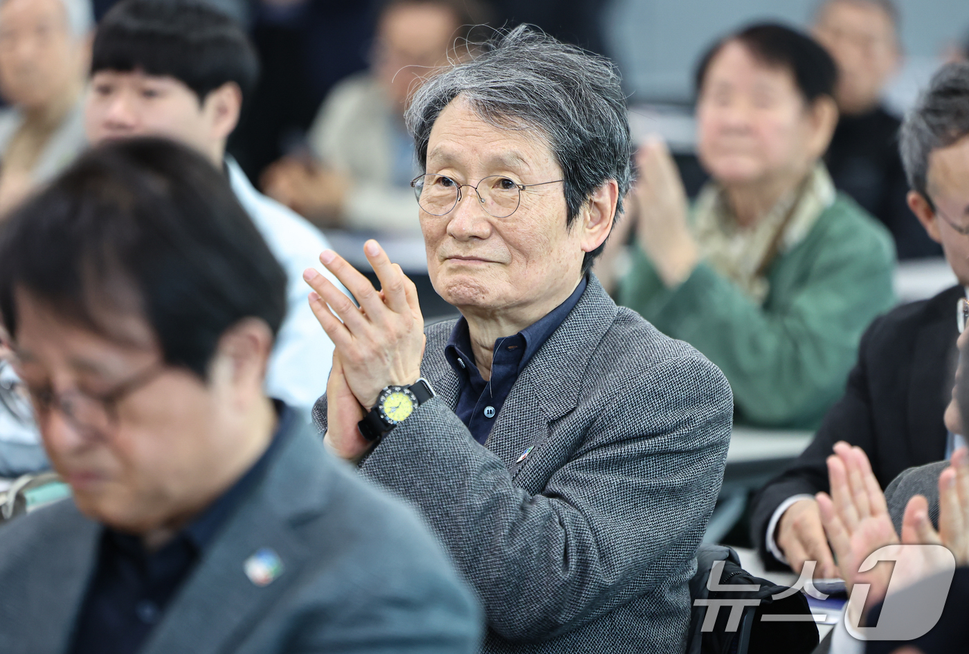 (서울=뉴스1) 김도우 기자 = 문익환의 아들이자 배우인 문성근이 2일 서울 종로구 서울글로벌센터에서 열린 문익환 방북-4.2공동성명 37주년 기념 국제토론회에서 참석해 손뼉을 치 …