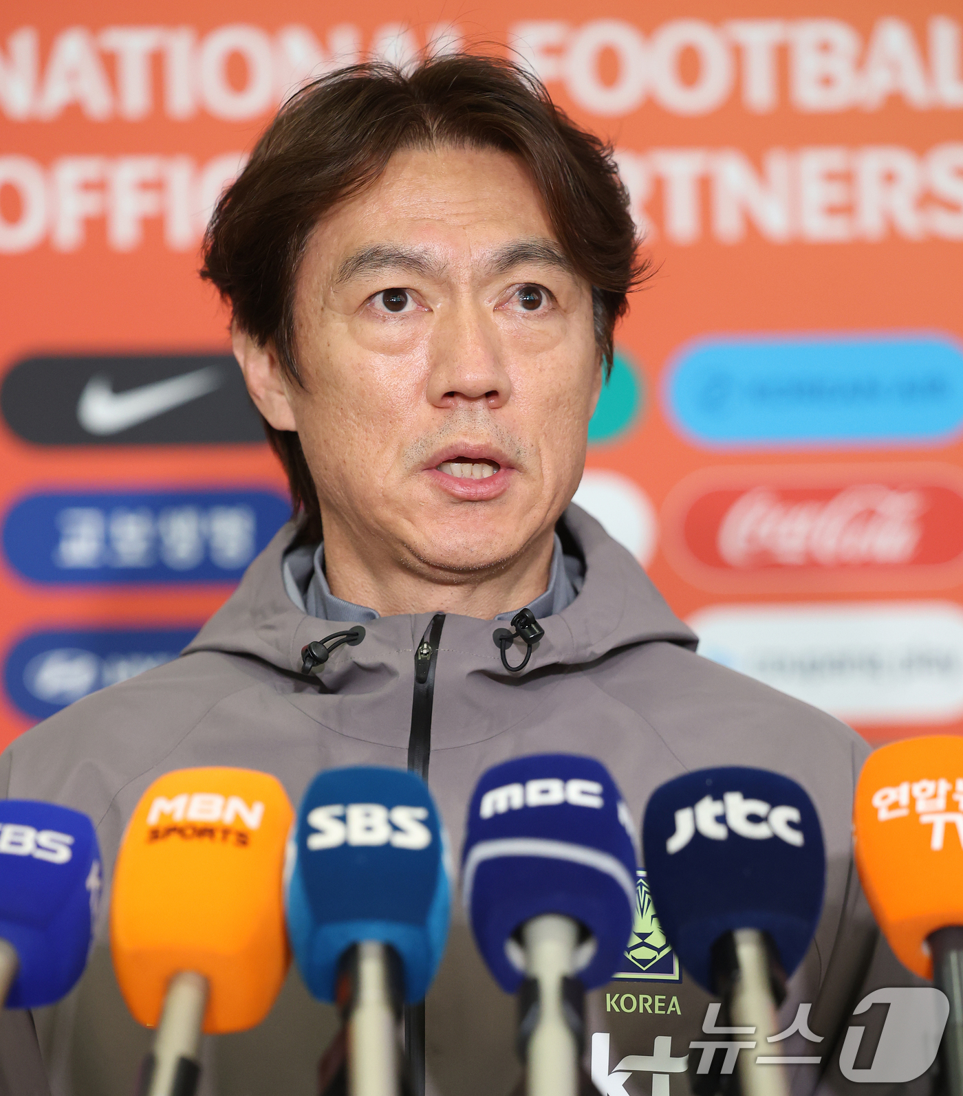 (인천공항=뉴스1) 오대일 기자 = 2026 북중미 월드컵 소집 전 마지막 평가전을 마치고 돌아온 축구대표팀 홍명보 감독이 2일 인천국제공항 제2터미널을 통해 귀국해 취재진의 질문 …