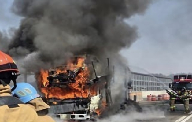 제2경인선 안현JC 부근서 카캐리어 화재…40분 만에 초진(종합)