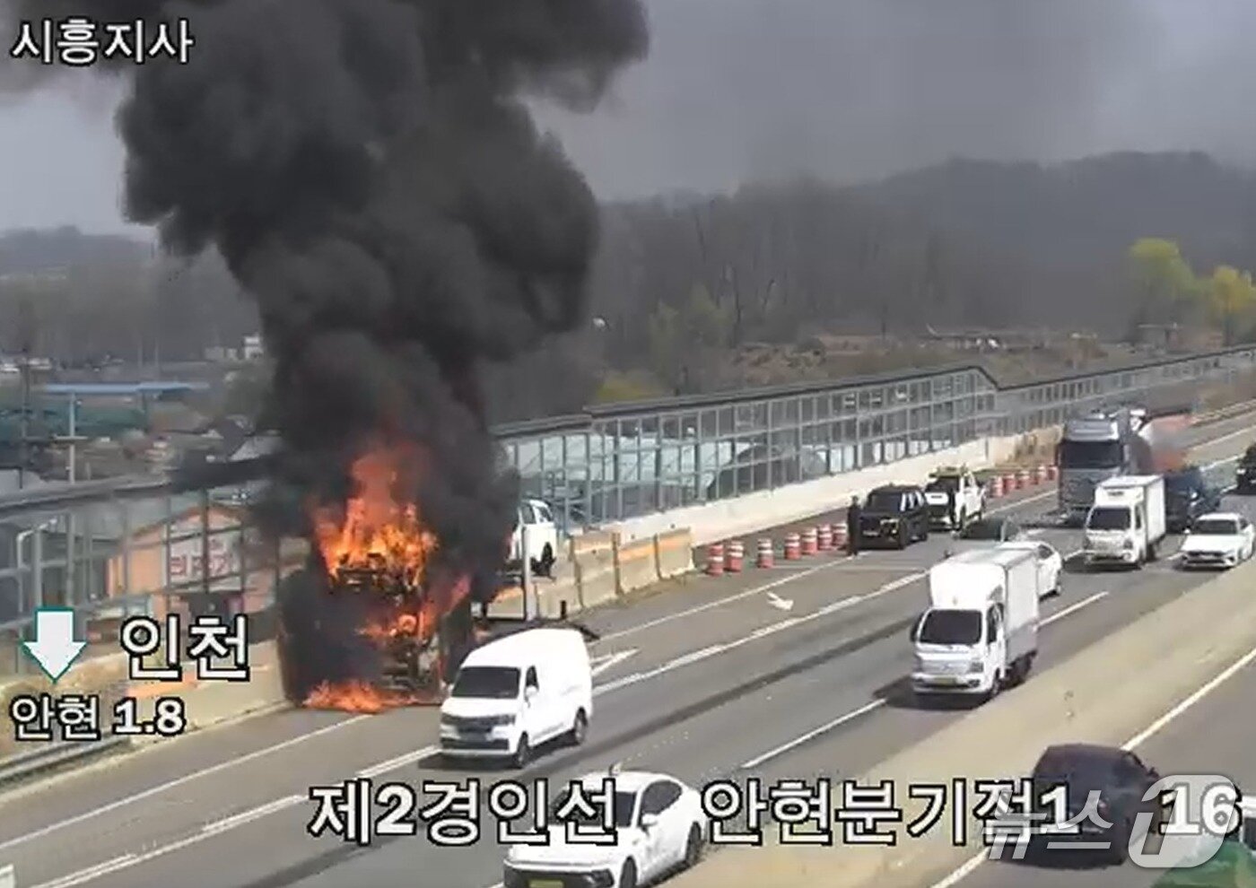 본문 이미지 - 화재 현장. (한국도로공사 CCTV 갈무리. 재판매 및 DB 금지) 2026.4.2/뉴스1