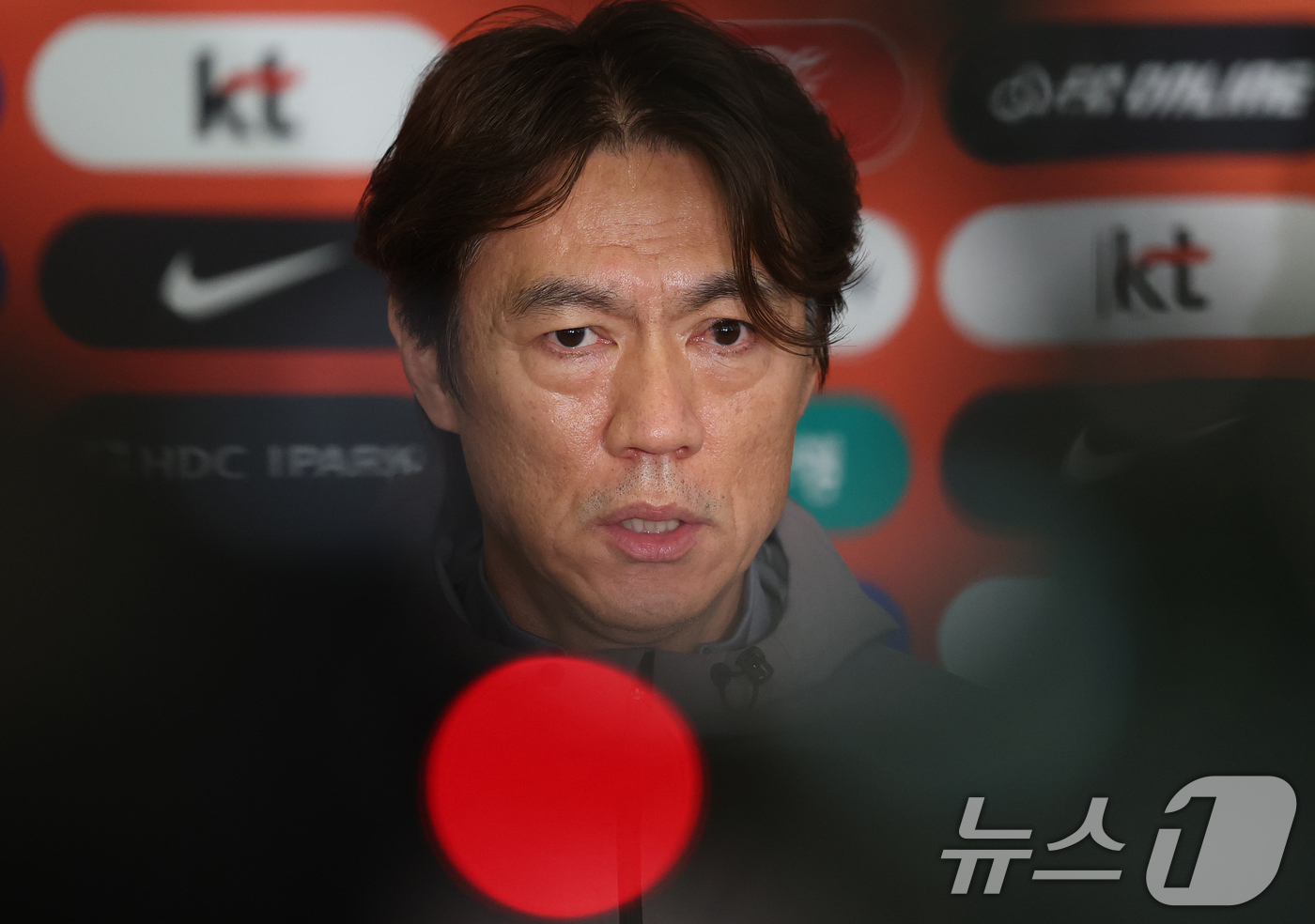 (인천공항=뉴스1) 오대일 기자 = 2026 북중미 월드컵 소집 전 마지막 평가전을 마치고 돌아온 축구대표팀 홍명보 감독이 2일 인천국제공항 제2터미널을 통해 귀국해 취재진의 질문 …