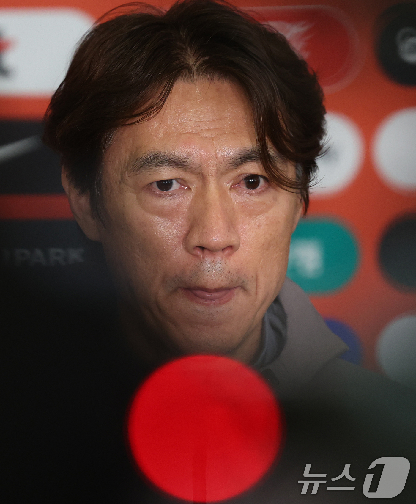 (인천공항=뉴스1) 오대일 기자 = 2026 북중미 월드컵 소집 전 마지막 평가전을 마치고 돌아온 축구대표팀 홍명보 감독이 2일 인천국제공항 제2터미널을 통해 귀국해 취재진의 질문 …