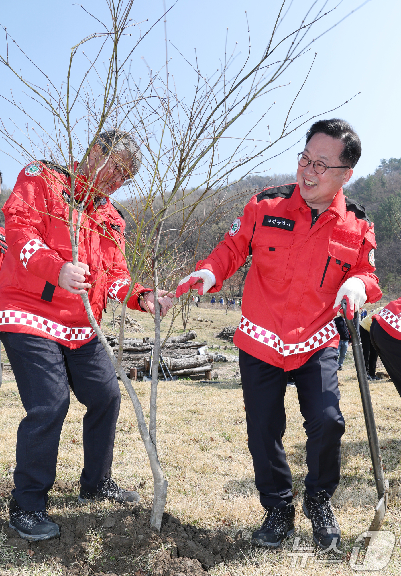 (대전=뉴스1) 김기태 기자 = 제81회 식목일을 앞둔 2일 대전 대덕구 장동문화공원 일원에서 진행된 나무심기 행사에서 참가자들이 나무를 심고 있다.  2026.4.2/뉴스1