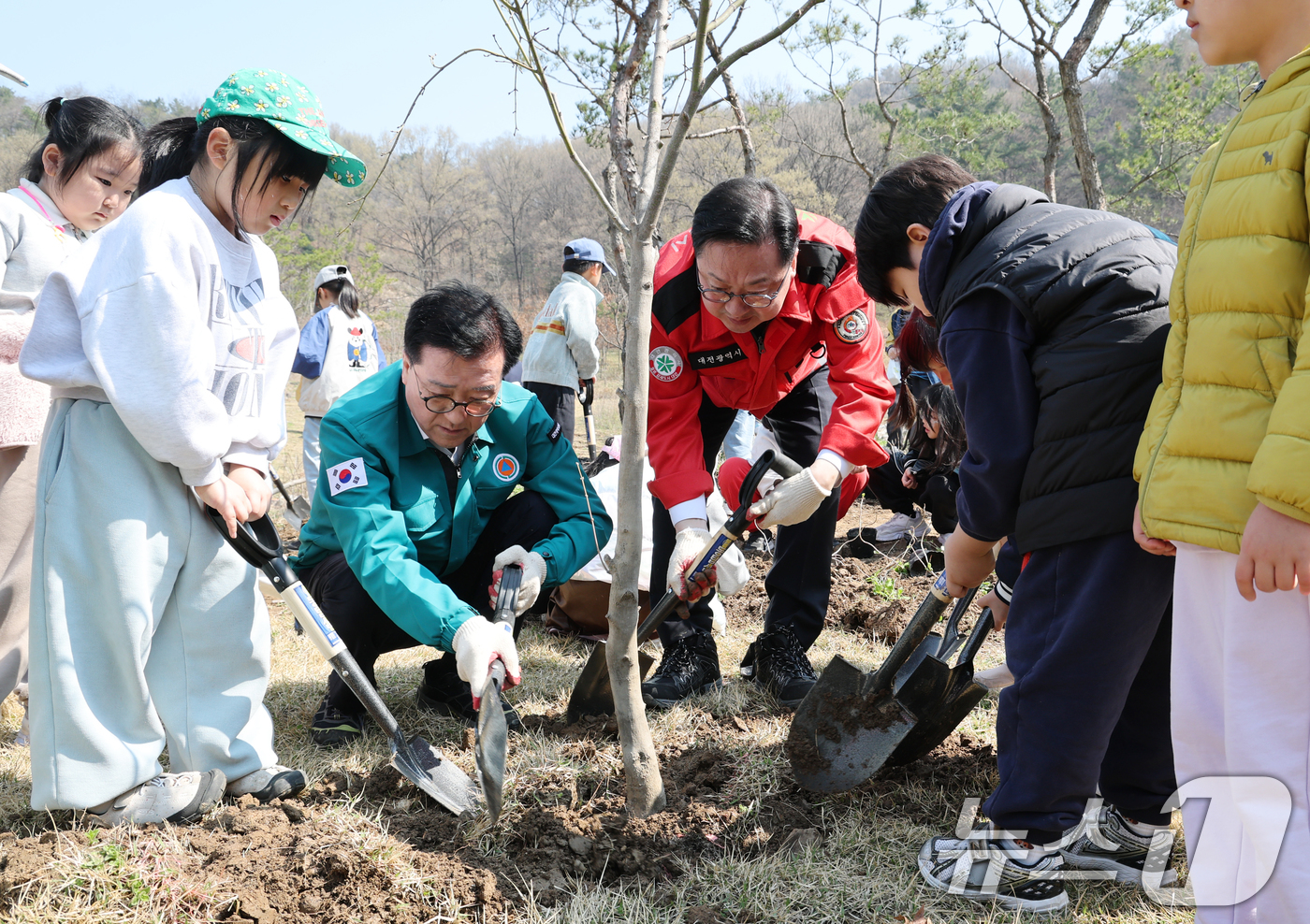 (대전=뉴스1) 김기태 기자 = 제81회 식목일을 앞둔 2일 대전 대덕구 장동문화공원 일원에서 진행된 나무심기 행사에서 이장우 대전시장, 조원휘 대전시의장이 장동초등학교 어린이들과 …