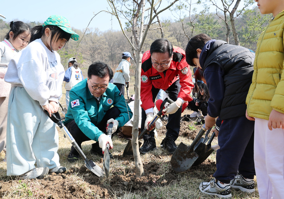 아이들과 함께 나무 심기