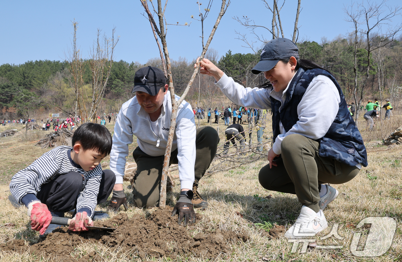 (대전=뉴스1) 김기태 기자 = 제81회 식목일을 앞둔 2일 대전 대덕구 장동문화공원 일원에서 가족단위 시민이 나무를 심고 있다.   2026.4.2/뉴스1