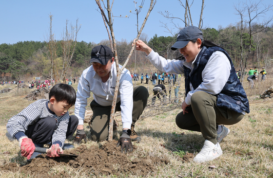 엄마아빠랑 함께 나무 심어요