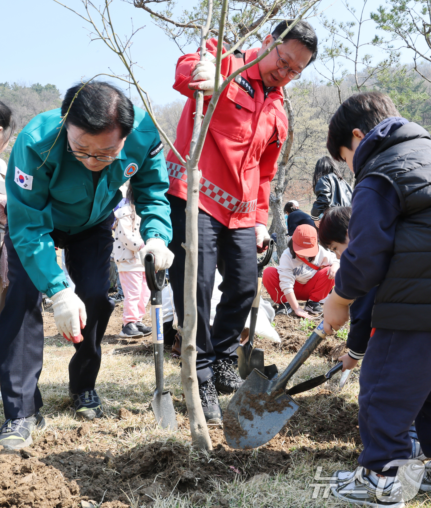 (대전=뉴스1) 김기태 기자 = 제81회 식목일을 앞둔 2일 대전 대덕구 장동문화공원 일원에서 진행된 나무심기 행사에서 이장우 대전시장, 조원휘 대전시의장이 장동초등학교 어린이들과 …