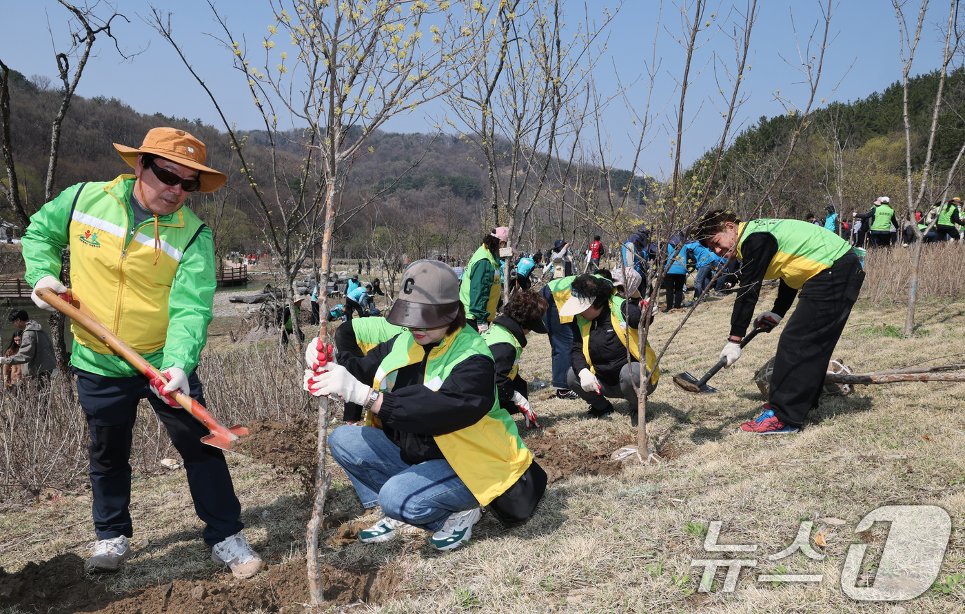 (대전=뉴스1) 김기태 기자 = 제81회 식목일을 앞둔 2일 대전 대덕구 장동문화공원 일원에서 진행된 나무심기 행사에서 참가자들이 나무를 심고 있다.   2026.4.2/뉴스1