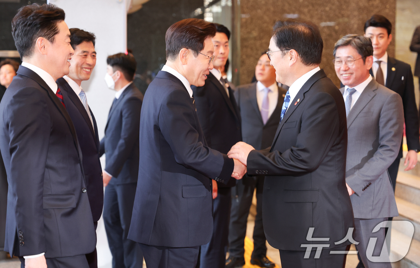 (서울=뉴스1) 이재명 기자 = 시정연설을 위해 국회를 방문한 이재명 대통령이 2일 서울 여의도 국회에서 우원식 국회의장과 인사를 나누고 있다. 2026.4.2/뉴스1