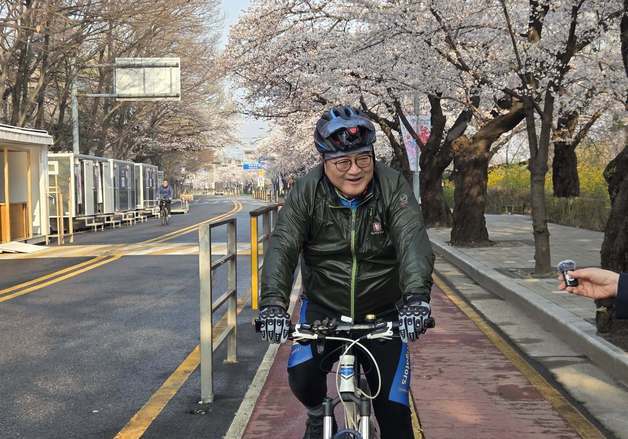 우원식 의장, 車 5부제 동참해 자전거 출근…"함께 이겨내자"