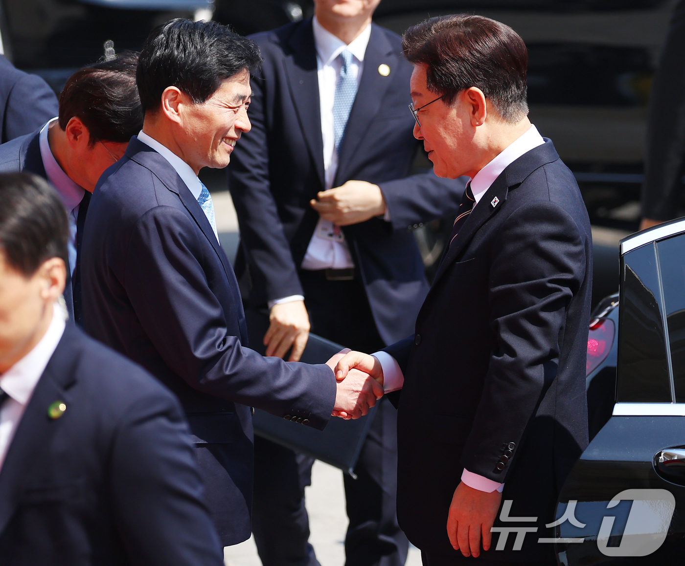 (서울=뉴스1) 이재명 기자 = 시정연설을 위해 국회를 방문한 이재명 대통령이 2일 서울 여의도 국회에서 김민기 국회 사무총장과 인사를 나누고 있다. 2026.4.2/뉴스1