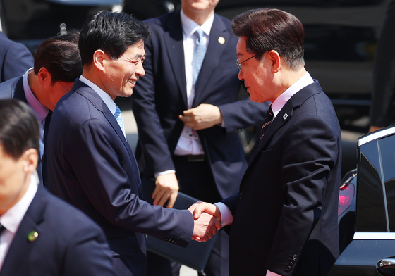 김민기 국회 사무총장과 인사하는 이재명 대통령