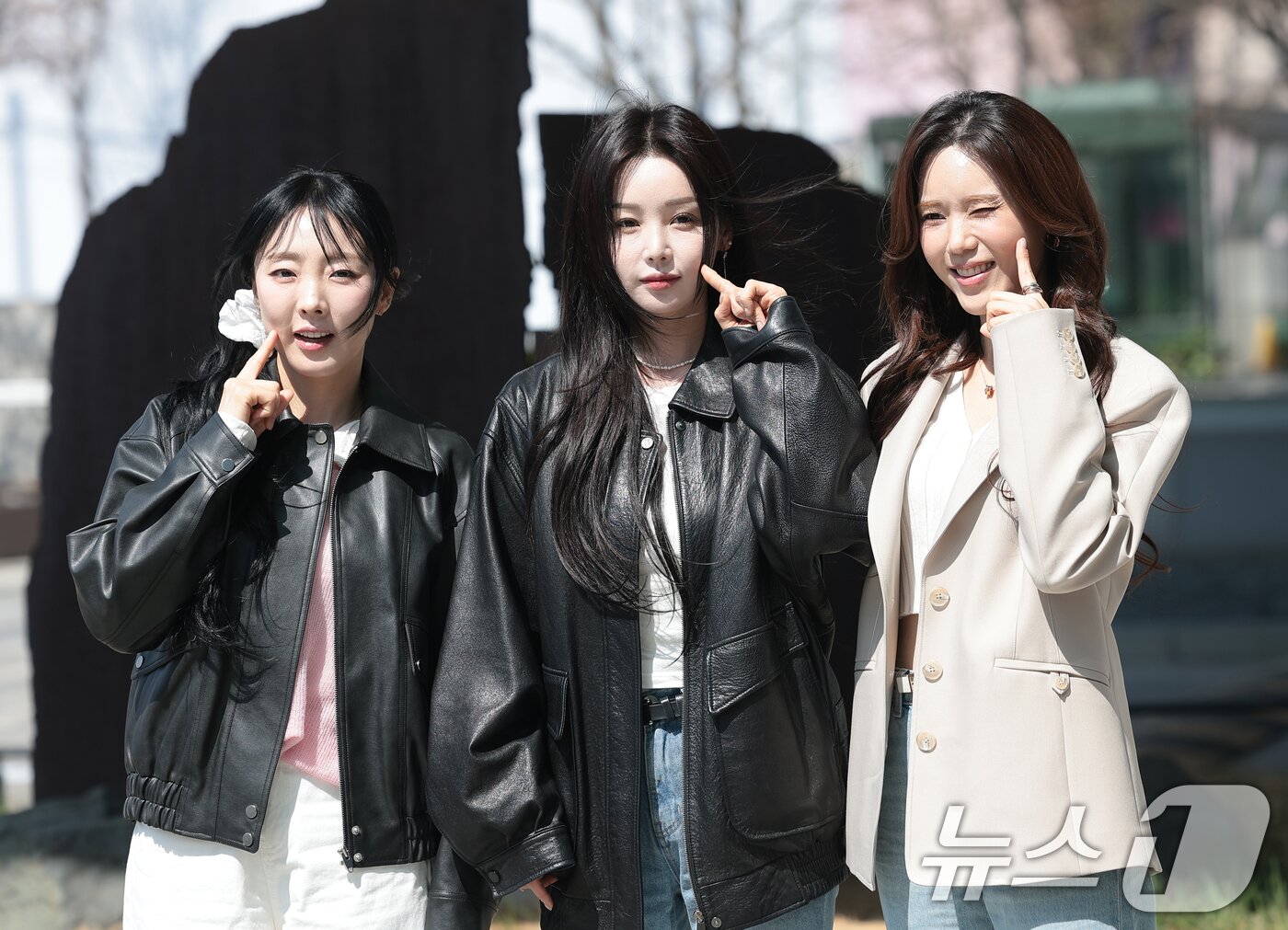 본문 이미지 - 씨야의 이보람(왼쪽부터)과 남규리, 김연지가 2일 오후 서울 양천구 SBS에 도착해 SBS 파워FM ‘두시탈출 컬투쇼’ 생방송에 앞서 포즈를 취하고 있다. ⓒ 뉴스1 권현진 기자