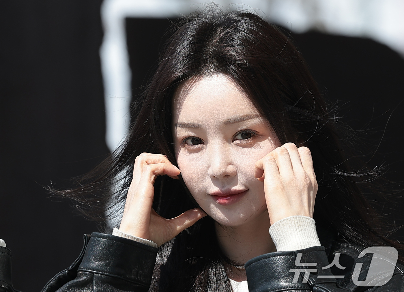 (서울=뉴스1) 권현진 기자 = 씨야의 남규리가 2일 오후 서울 양천구 SBS에 도착해 SBS 파워FM ‘두시탈출 컬투쇼’ 생방송에 앞서 포즈를 취하고 있다. 2026.4.2/뉴스 …