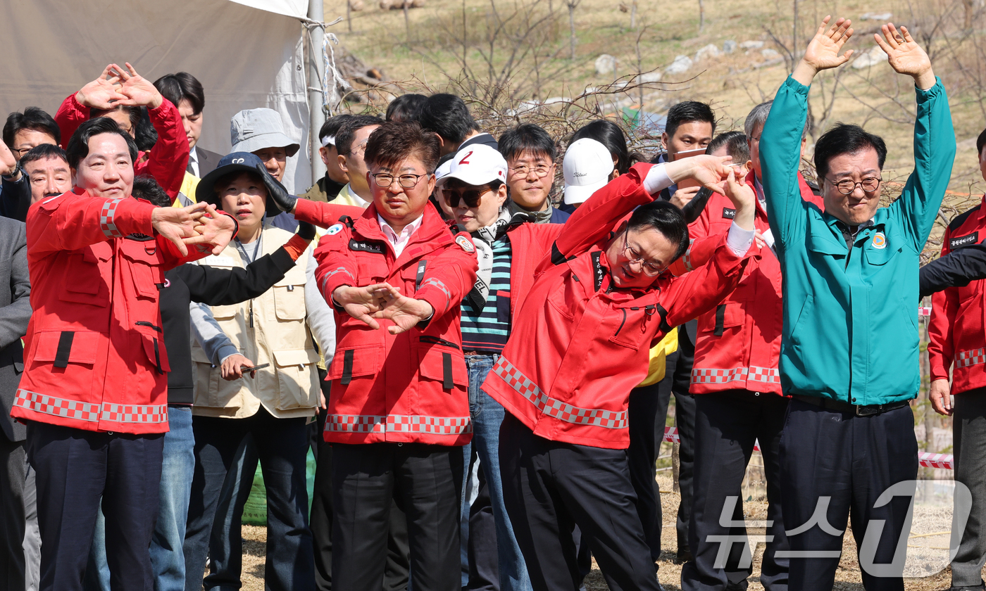 (대전=뉴스1) 김기태 기자 = 제81회 식목일을 앞둔 2일 대전 대덕구 장동문화공원 일원에서 진행된 나무심기 행사에 앞서 이장우 대전시장, 조원휘 대전시의장, 최충규 대덕구청장, …