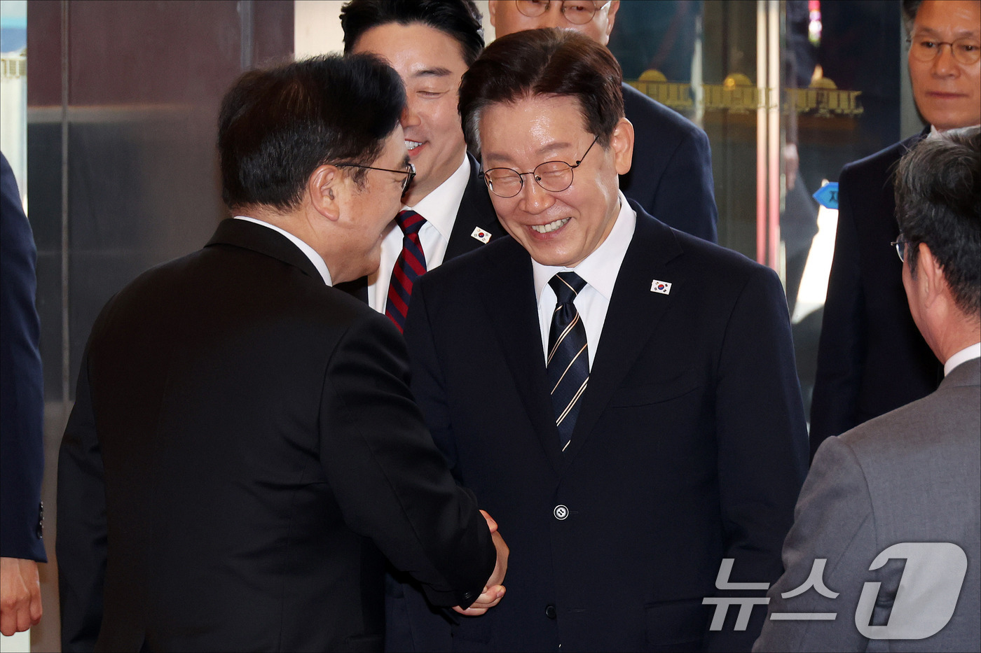 (서울=뉴스1) 국회사진기자단 = 이재명 대통령이 2일 서울 여의도 국회에서 26조2000억 원 규모의 2026년도 1차 추가경정예산안에 대한 시정연설을 하기 전 우원식 국회의장과 …