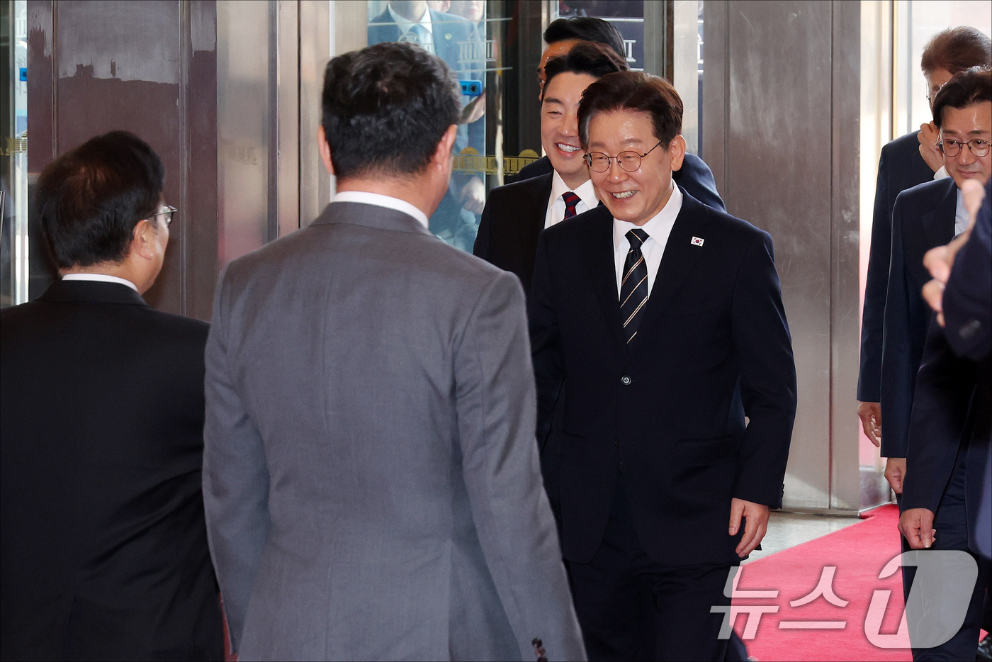 (서울=뉴스1) 국회사진기자단 = 이재명 대통령이 2일 서울 여의도 국회에서 26조2000억 원 규모의 2026년도 1차 추가경정예산안에 대한 시정연설을 하기 위해 본청으로 들어서 …