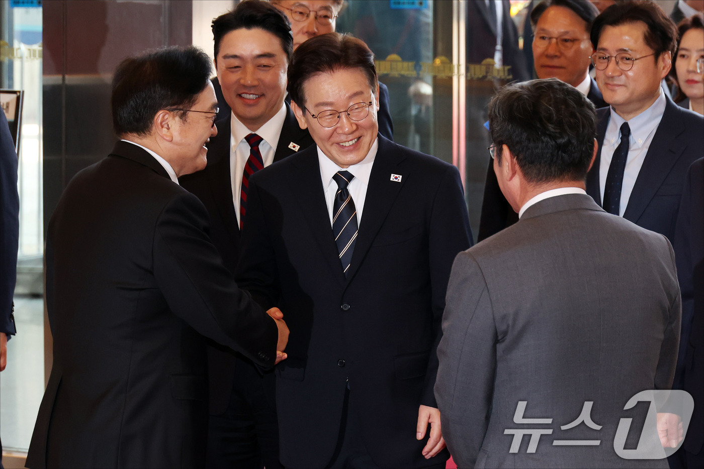 (서울=뉴스1) 국회사진기자단 = 이재명 대통령이 2일 서울 여의도 국회에서 26조2000억 원 규모의 2026년도 1차 추가경정예산안에 대한 시정연설을 하기 위해 본청으로 들어서 …