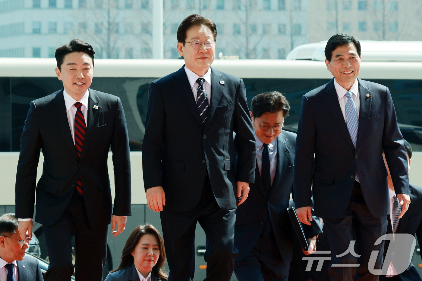 (서울=뉴스1) 이재명 기자 = 이재명 대통령이 2일 중동 사태 대응을 위한 추가경정예산(추경)안 시정연설을 하기 위해 서울 여의도 국회에 도착하고 있다. 2026.4.2/뉴스1