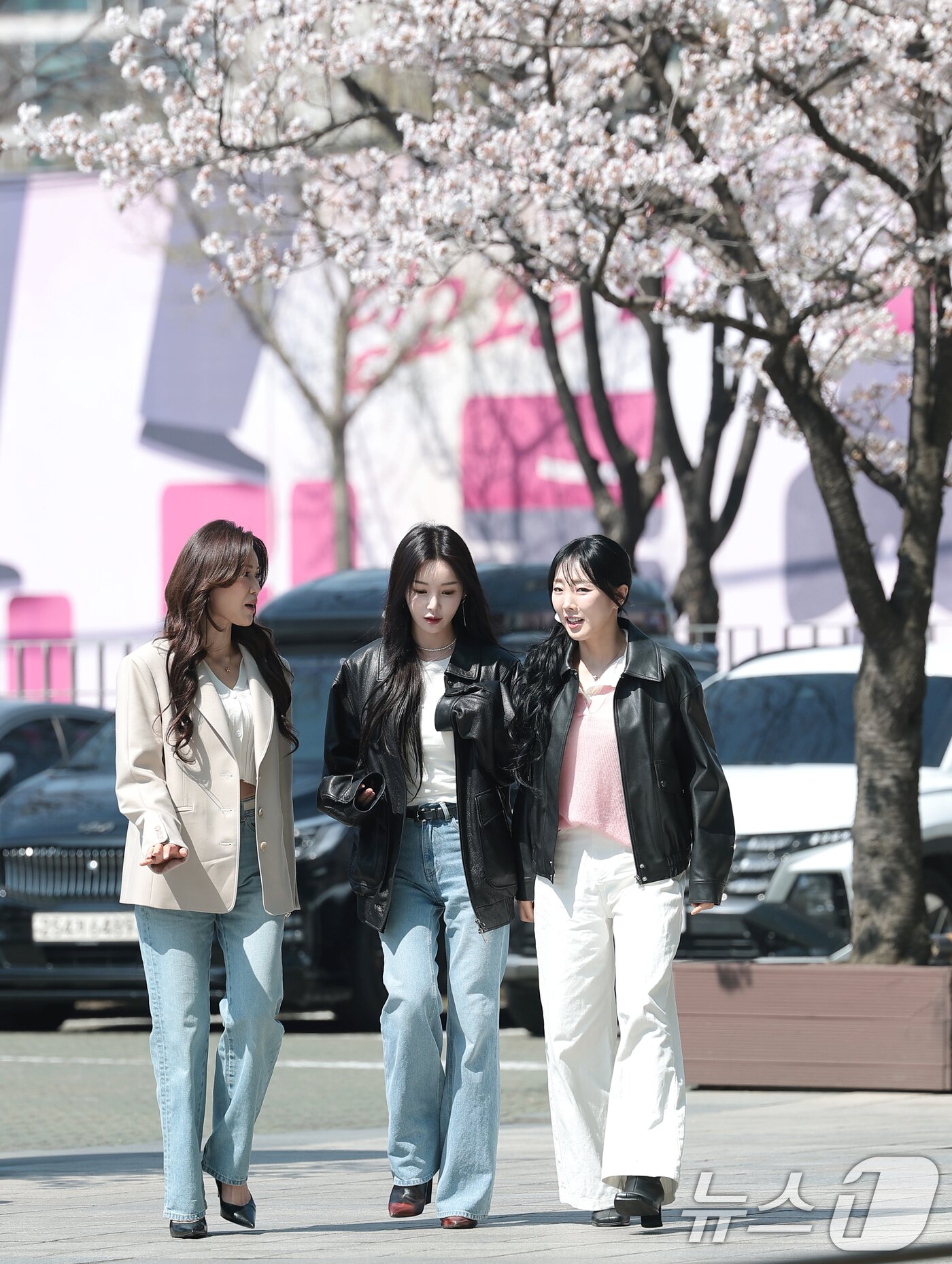 본문 이미지 - 씨야의 김연지(왼쪽부터)와 남규리, 이보람이 SBS 파워FM ‘두시탈출 컬투쇼’ 생방송을 위해 2일 오후 서울 양천구 목동SBS로 들어서고 있다. ⓒ 뉴스1 권현진 기자