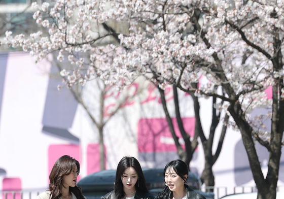 씨야 김연지·남규리·이보람, 벚꽃 아래 오손도손