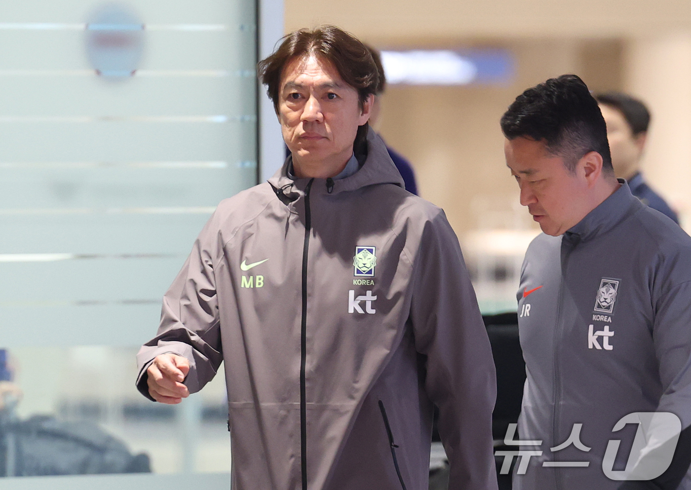 (인천공항=뉴스1) 오대일 기자 = 2026 북중미 월드컵 소집 전 마지막 평가전을 마치고 돌아온 축구대표팀 홍명보 감독이 2일 인천국제공항 제2터미널을 통해 귀국하고 있다.유럽 …