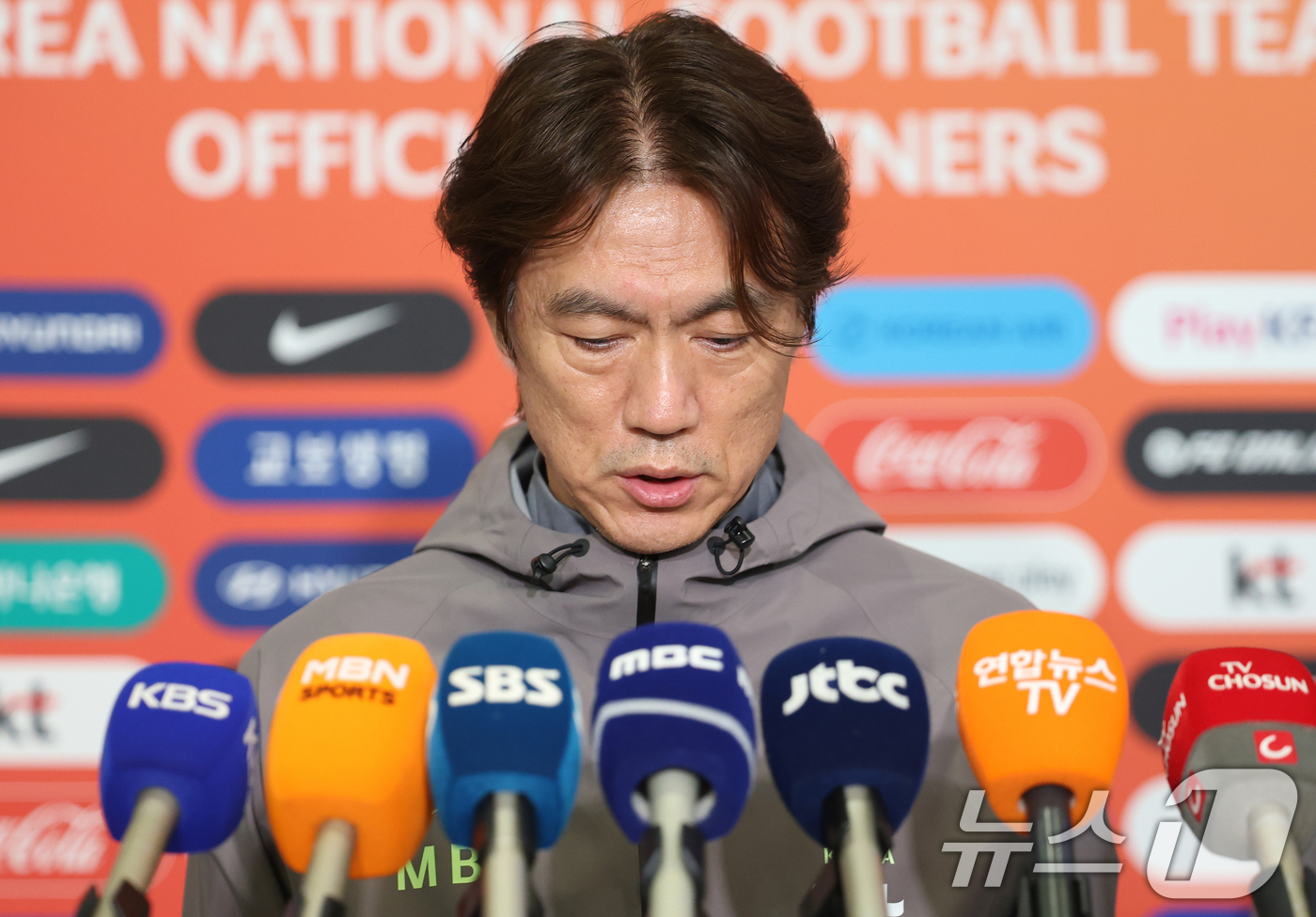 (인천공항=뉴스1) 오대일 기자 = 2026 북중미 월드컵 소집 전 마지막 평가전을 마치고 돌아온 축구대표팀 홍명보 감독이 2일 인천국제공항 제2터미널을 통해 귀국해 취재진의 질문 …