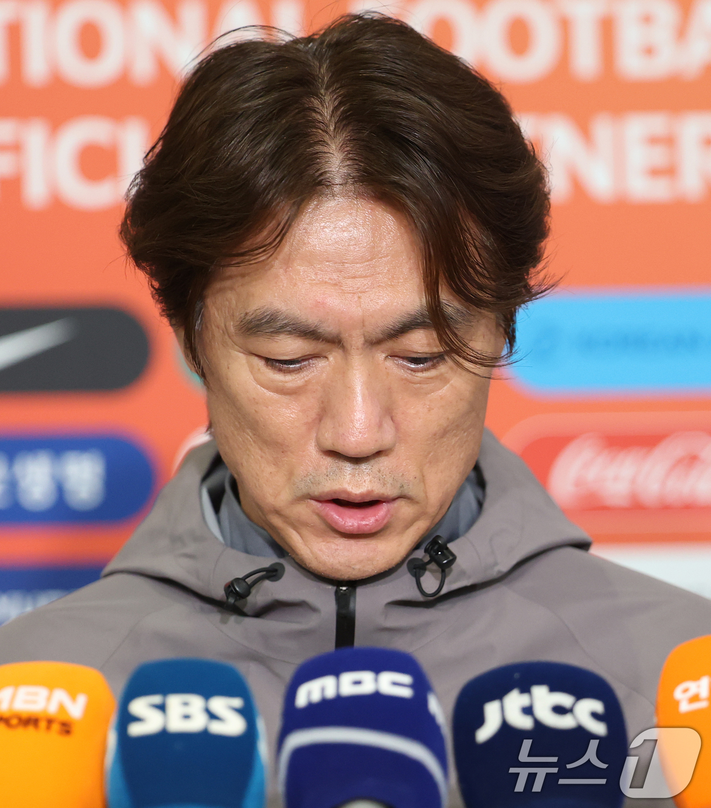 (인천공항=뉴스1) 오대일 기자 = 2026 북중미 월드컵 소집 전 마지막 평가전을 마치고 돌아온 축구대표팀 홍명보 감독이 2일 인천국제공항 제2터미널을 통해 귀국해 취재진의 질문 …