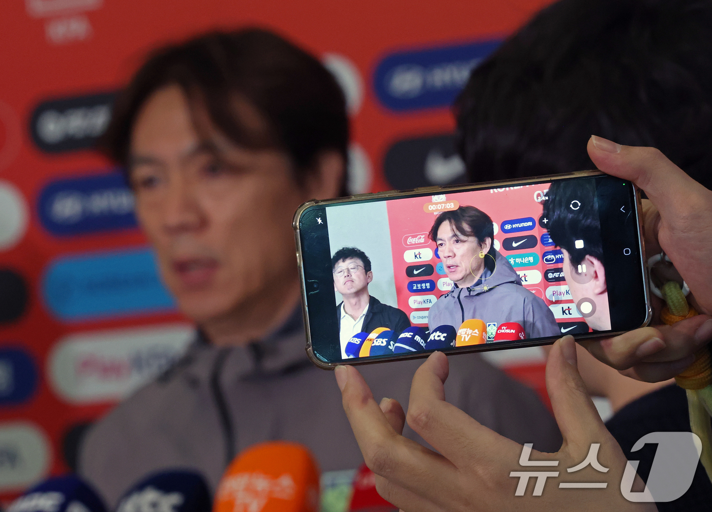 (인천공항=뉴스1) 오대일 기자 = 2026 북중미 월드컵 소집 전 마지막 평가전을 마치고 돌아온 축구대표팀 홍명보 감독이 2일 인천국제공항 제2터미널을 통해 귀국해 취재진의 질문 …